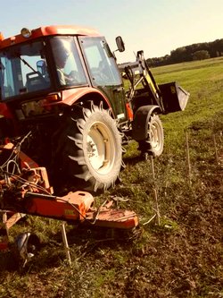 Išnuomoju traktorių su kopijuojančiu kultivatoriumi su traktoristu